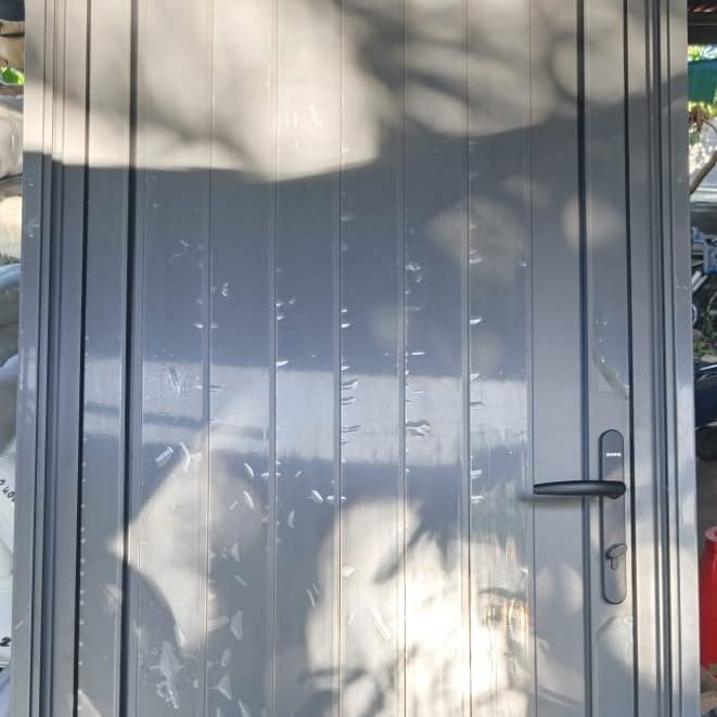 Porte d'entrée tout alu gris à lames verticales